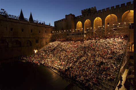  Le Festival d'Avignon: Quand le Théâtre Antique Rencontre la Modernité Audacieuse